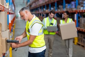 Warehouse worker scanning box préparation de colis